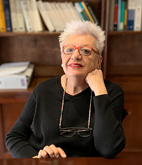 Retrato de Marisa Fernández Gálvez en el despacho de Elna Advocades